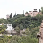 Piso para cuatro a los pies de la Alhambra